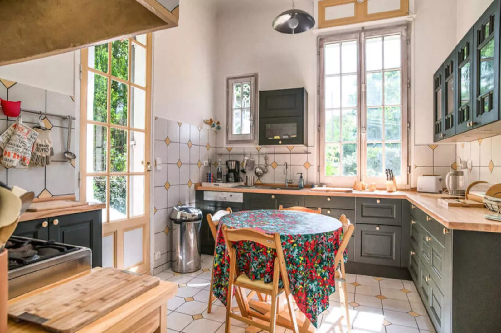 Villa  Arcachonnaise Spacieuse Au Style Authentique Proche De La Plage-Image-tags.