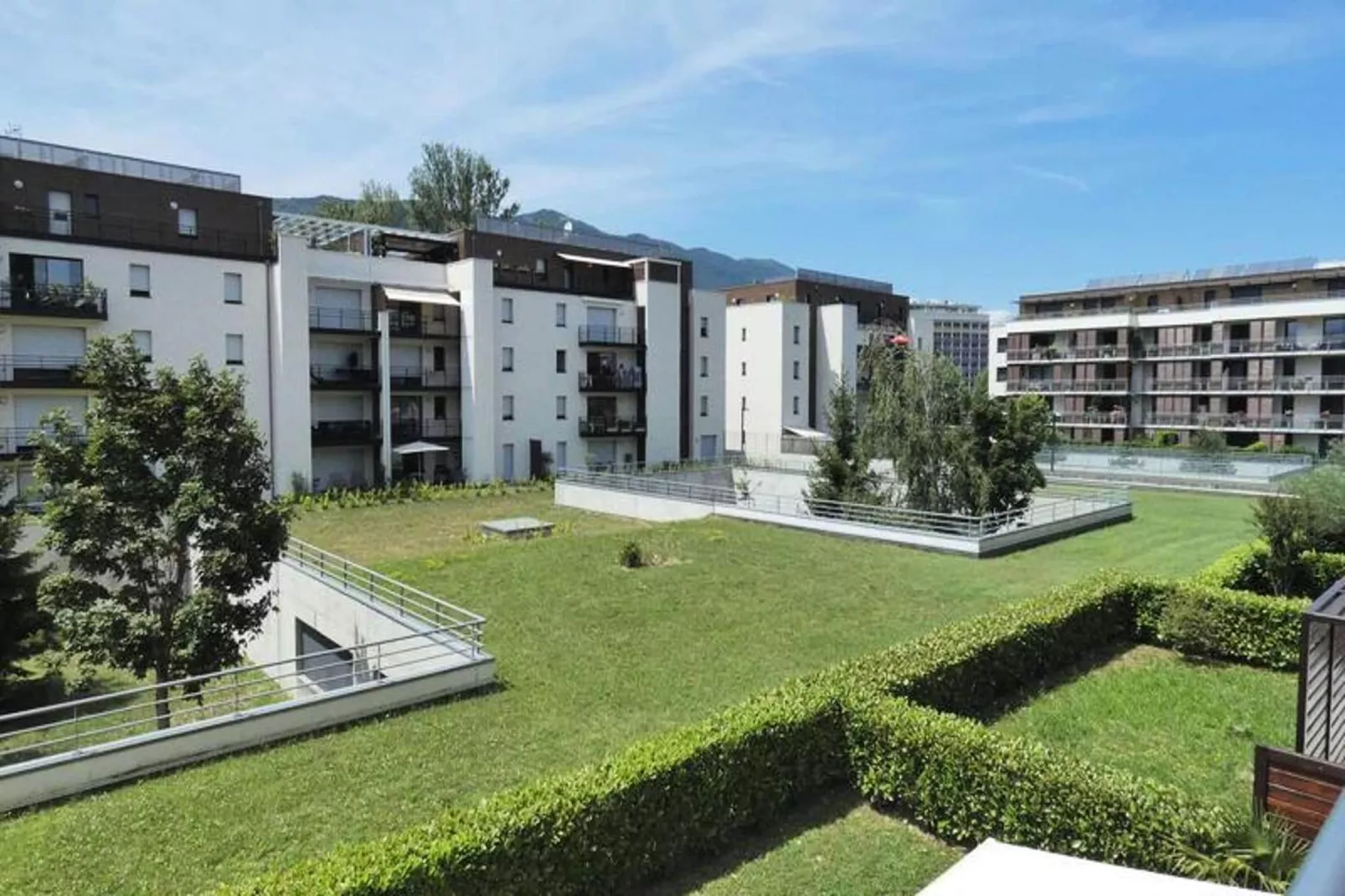 Residence Les Aiguieres-Buitenkant zomer