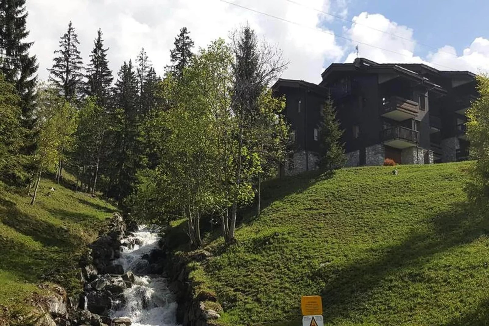 Résidence Riondet-Buitenkant zomer