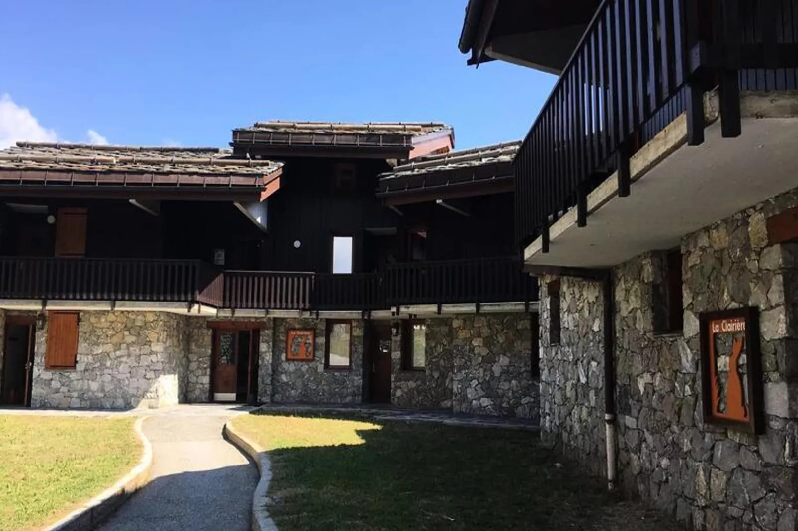 Résidence Clairiere-Buitenkant zomer