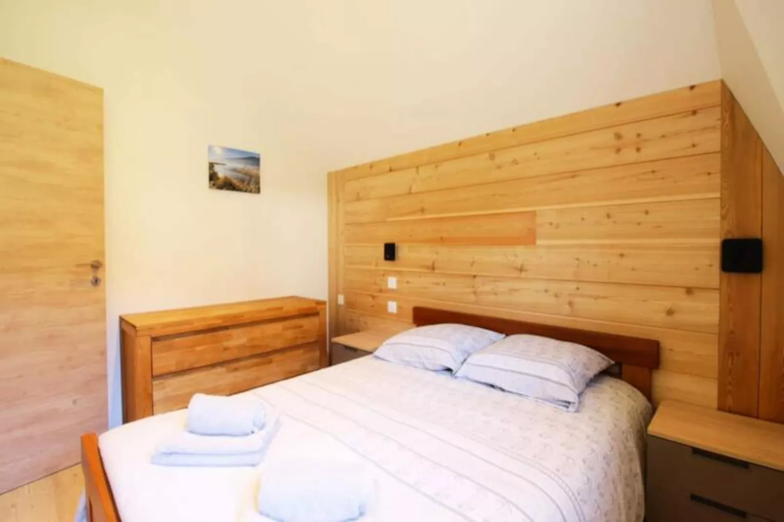 Jolie Maison Neuve Entre Villes Et Lacs-Image-tags.