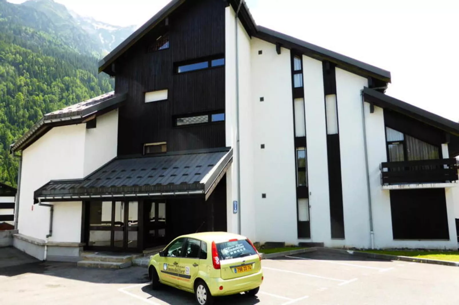 Résidence Le Brulaz-Buitenkant zomer