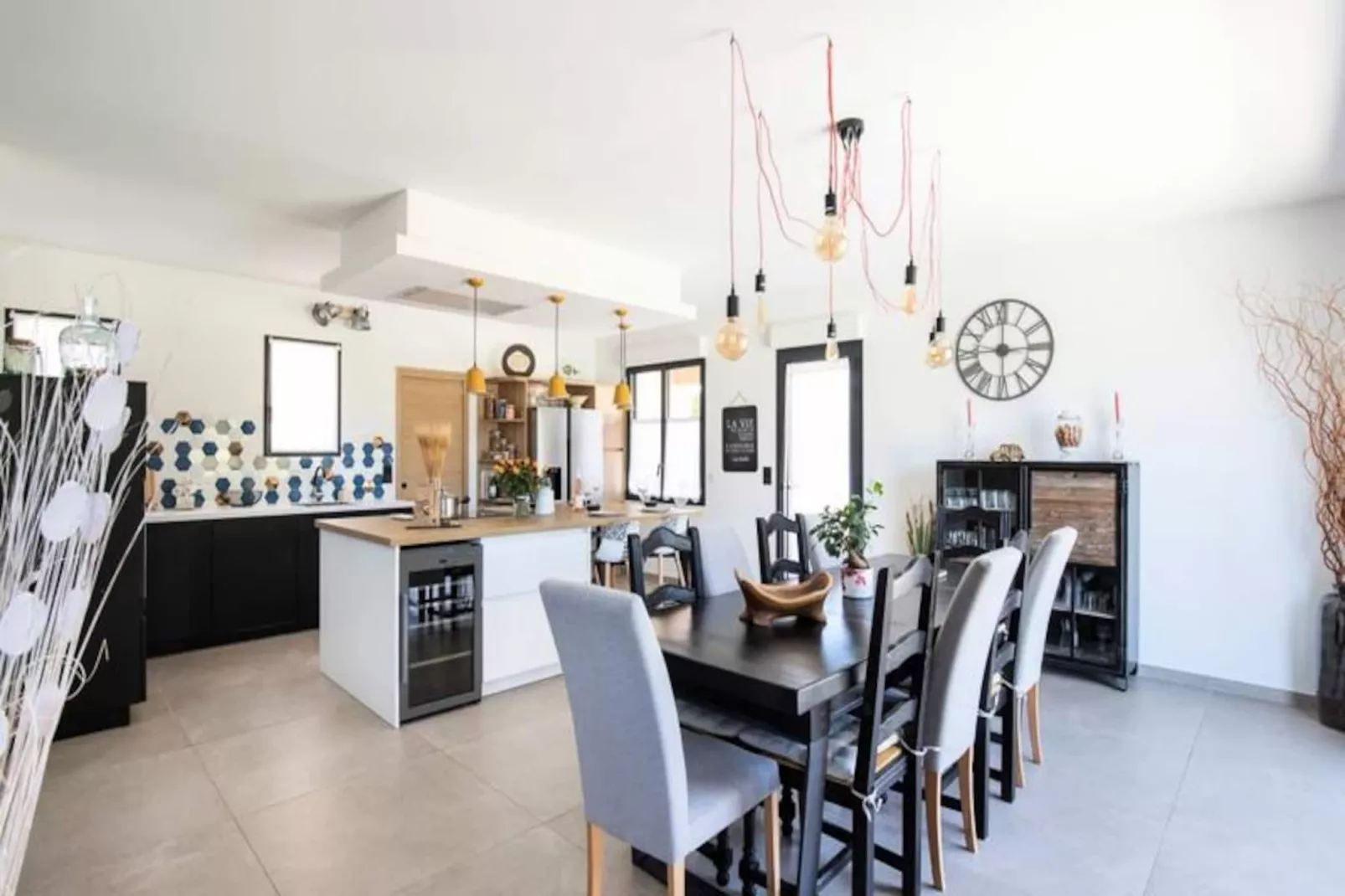 Maison Contemporaine - Grand Jardin Et Piscine Priv&eacute;e-Image-tags.