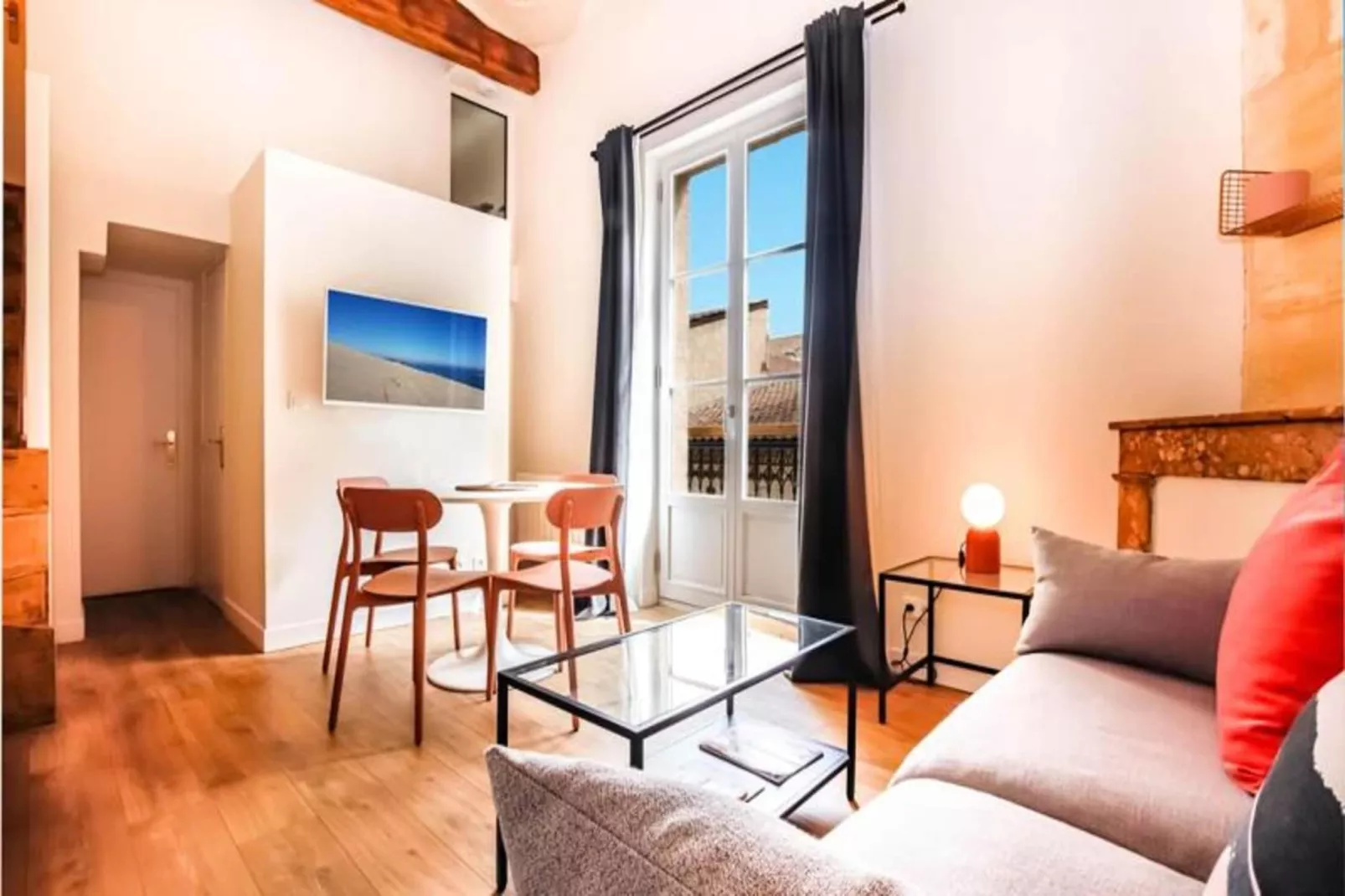 Appartement Avec Cachet En Duplex De 2 Chambres Situ&eacute; Vers La Gare St-jean-Eetkamer