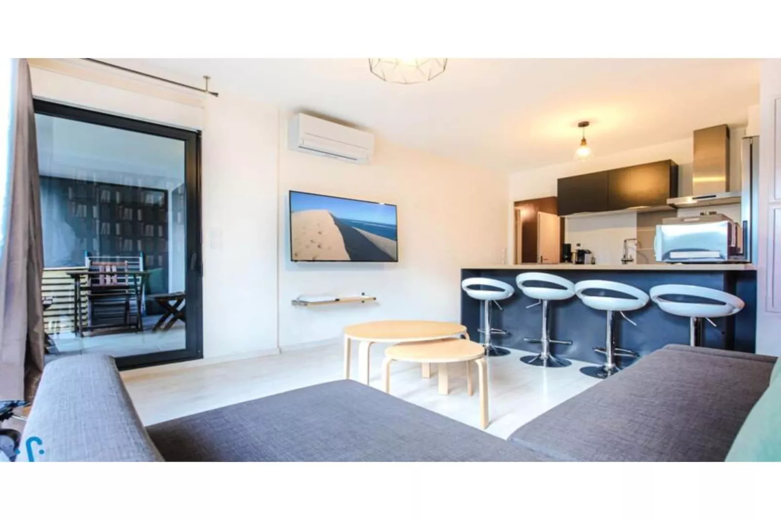 Appartement Charmant Et Moderne Pour 4 Avec Parking, Proche Cit&eacute; Du Vin-Woonkamer