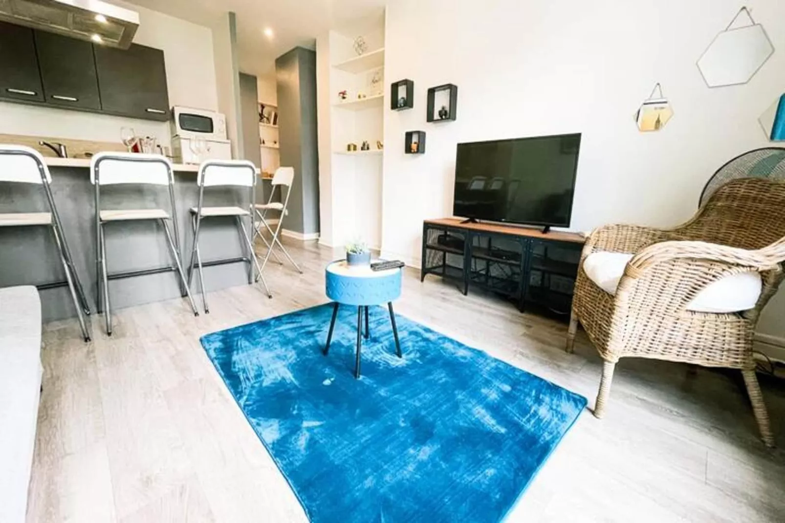 | Blue Lagoon 🩵| T3 6 Pax | Caserne De Bonne-Woonkamer
