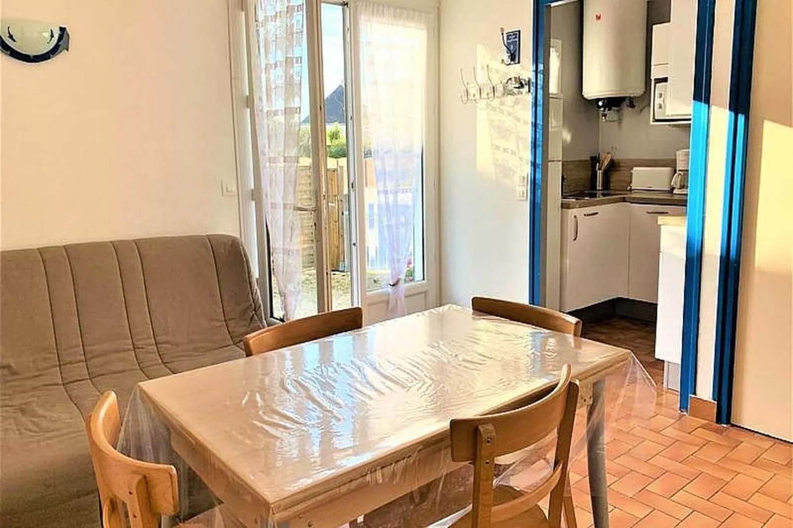 Résidence 28 Rue Des Corsaires-Eetkamer