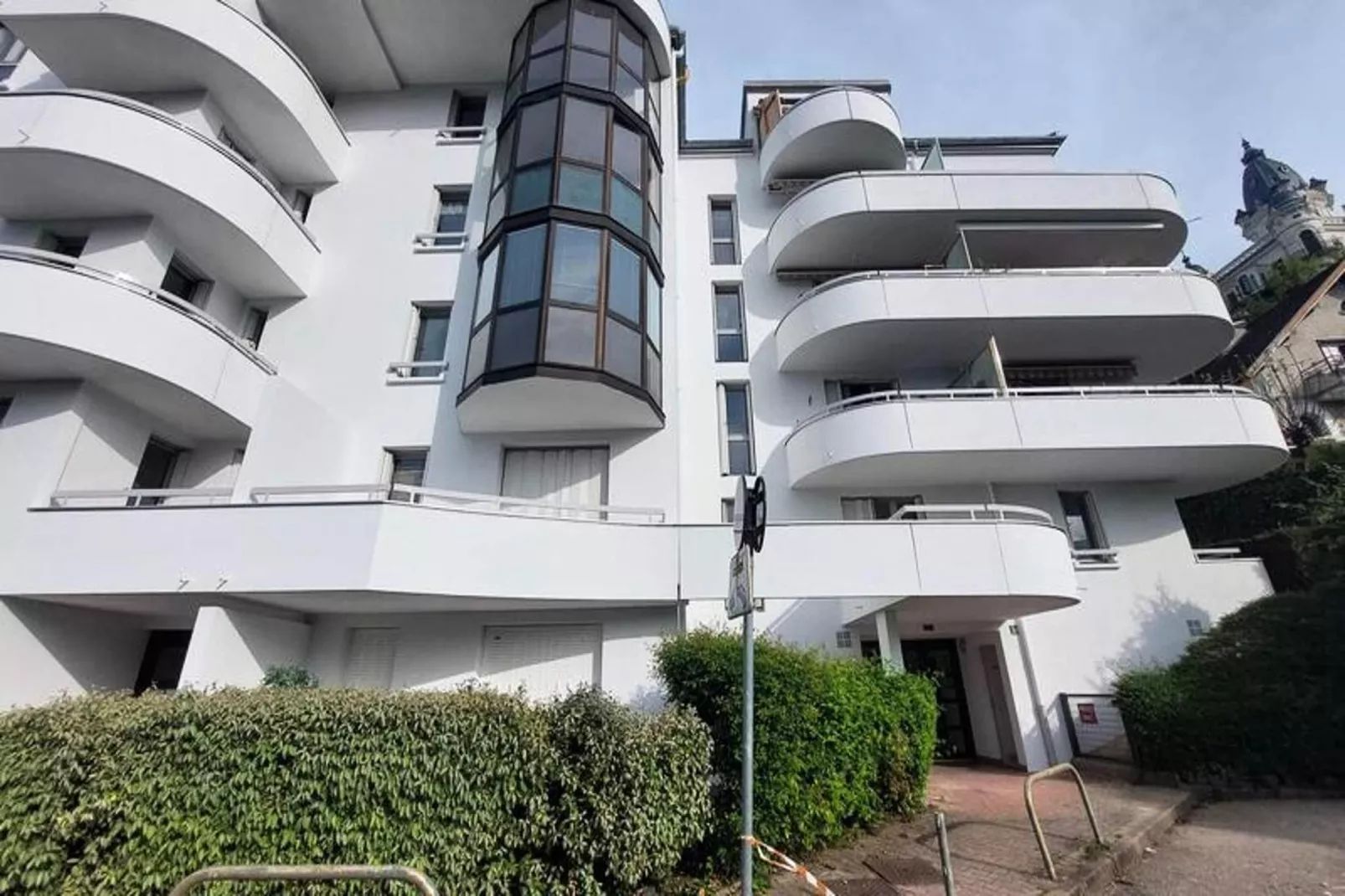 Résidence La Cerisaie-Buitenkant zomer