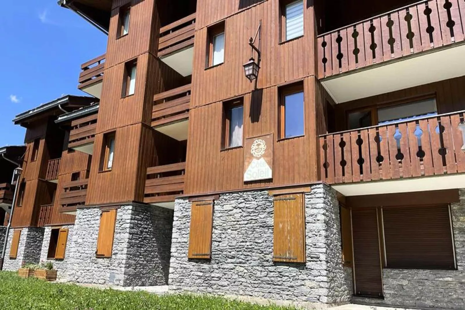 Résidence Riondet-Buitenkant zomer