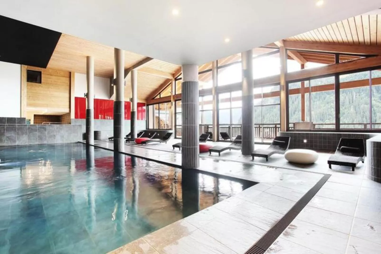 Résidence Prestige Odalys Les Fermes de Châtel-Zwembad