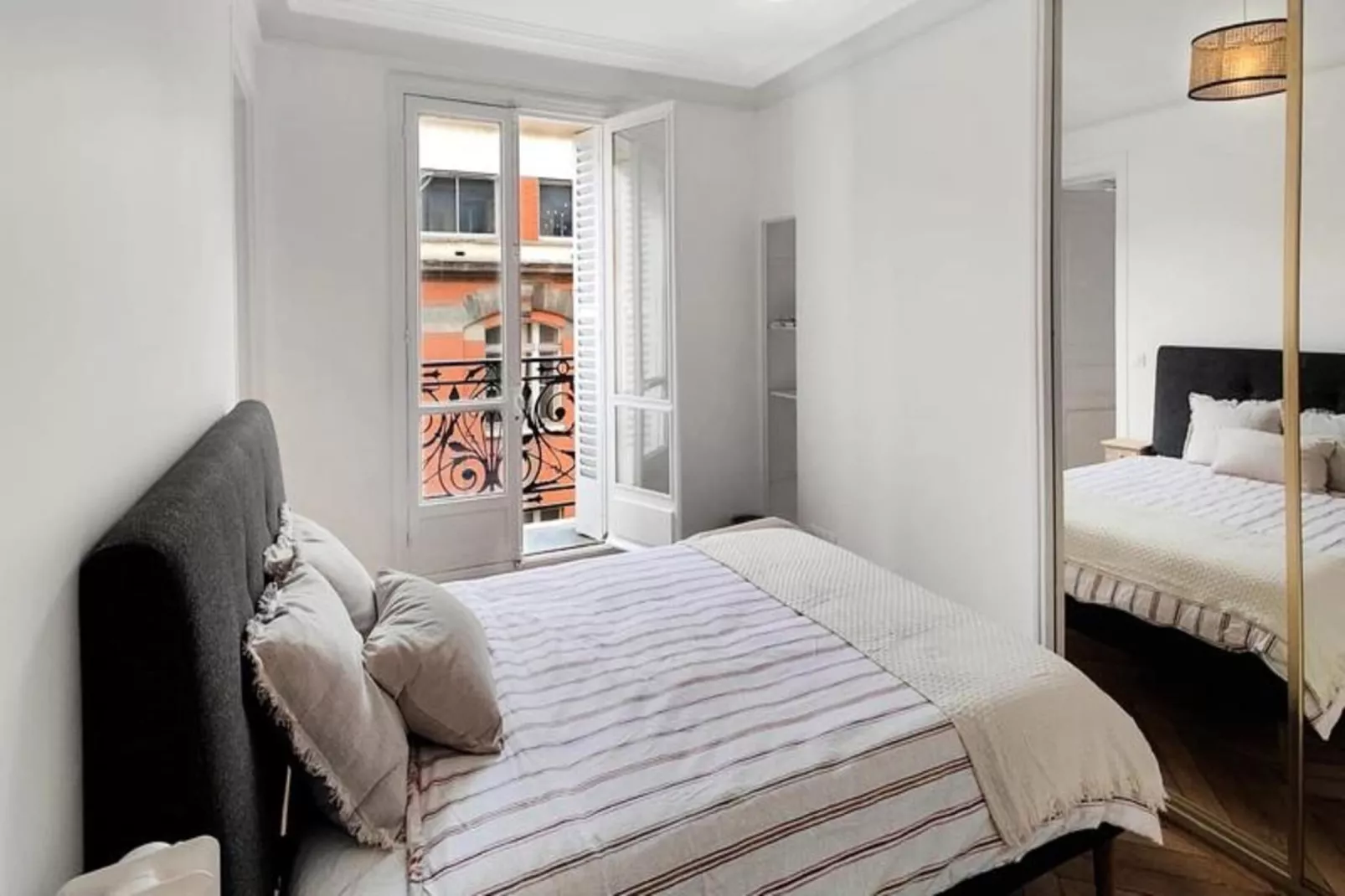 Appartement Refait &agrave; Neuf Dans Le Quartier Latin Paris 5e-Buitenkant zomer