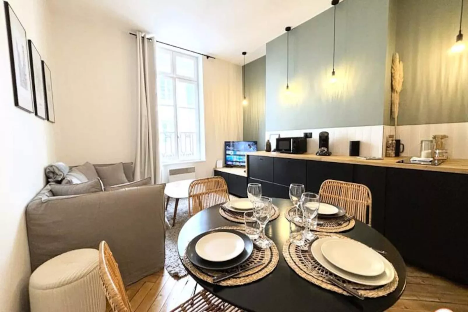 🌴 L'exotique - Vue Pl. Vieux March&eacute; - Standing-Image-tags.