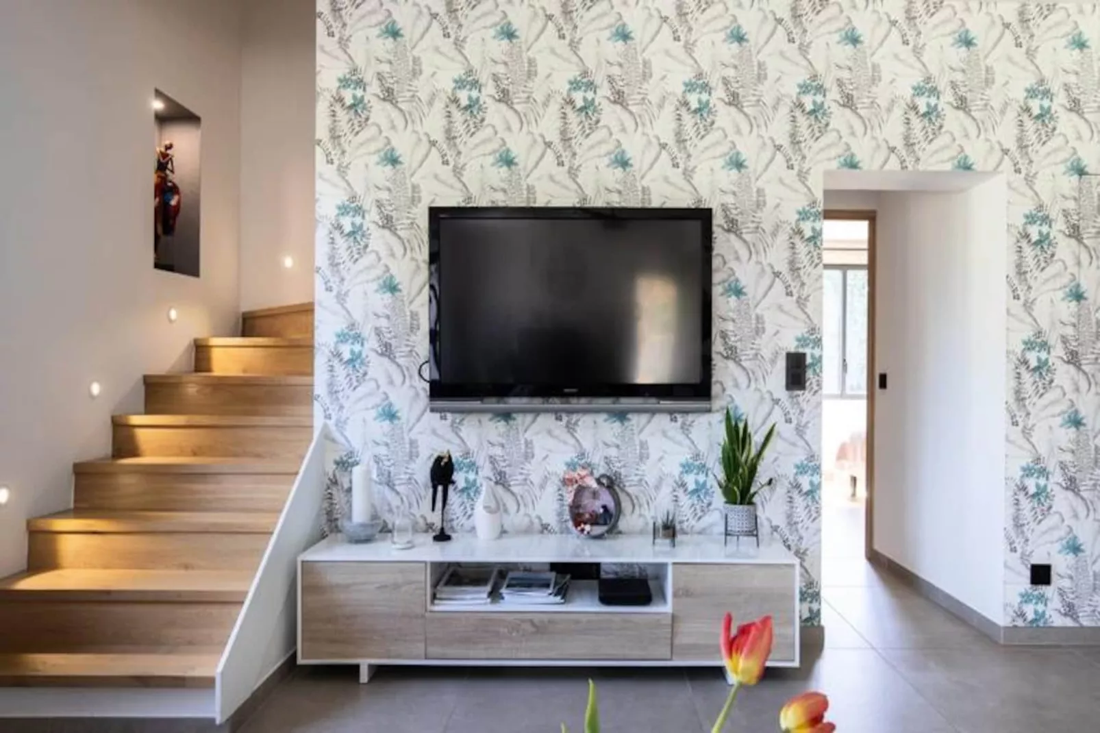 Maison Contemporaine - Grand Jardin Et Piscine Priv&eacute;e-Image-tags.