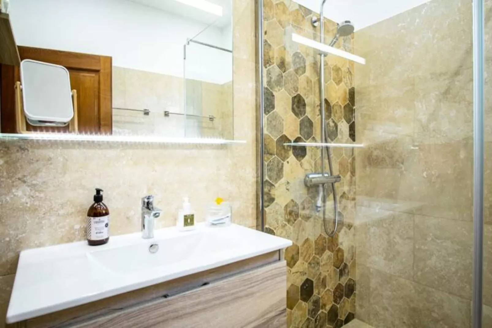 Le Mas De Jalique - Isle-sur-la-sorgue-Image-tags.