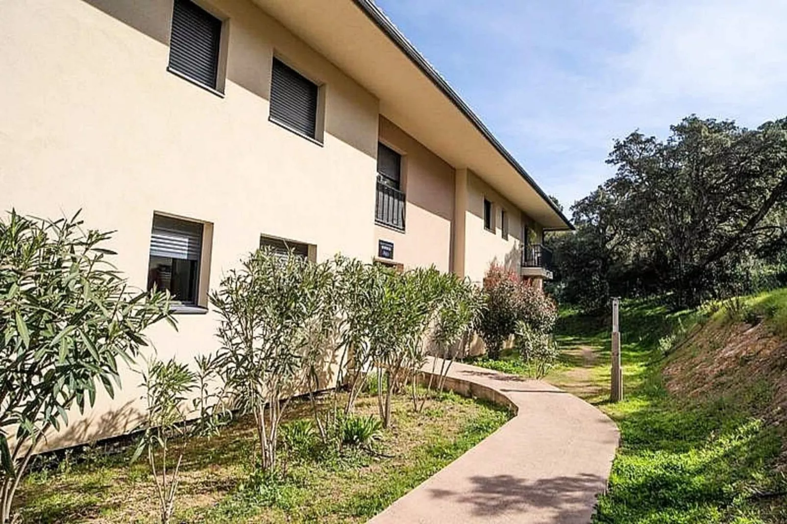 Résidence Saint Joseph-Buitenkant zomer