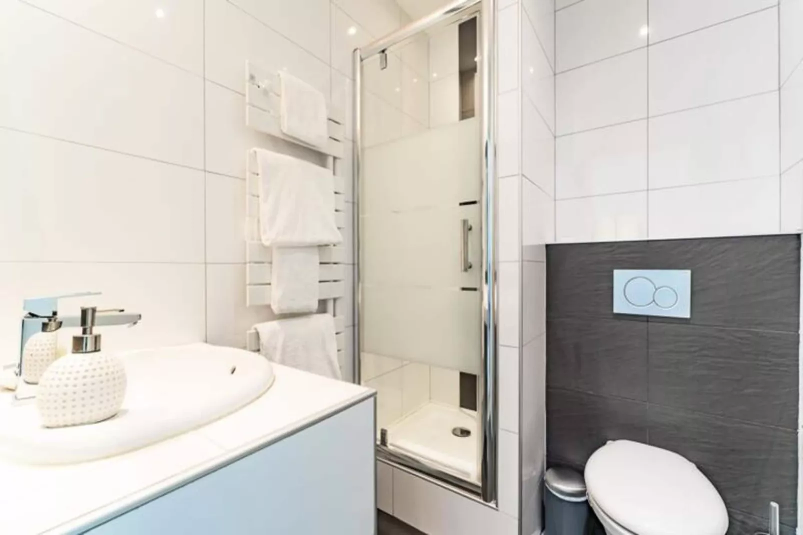 Chaleureux Appartement Au C&oelig;ur Du Quartier Historique Saint-michel-Badkamer