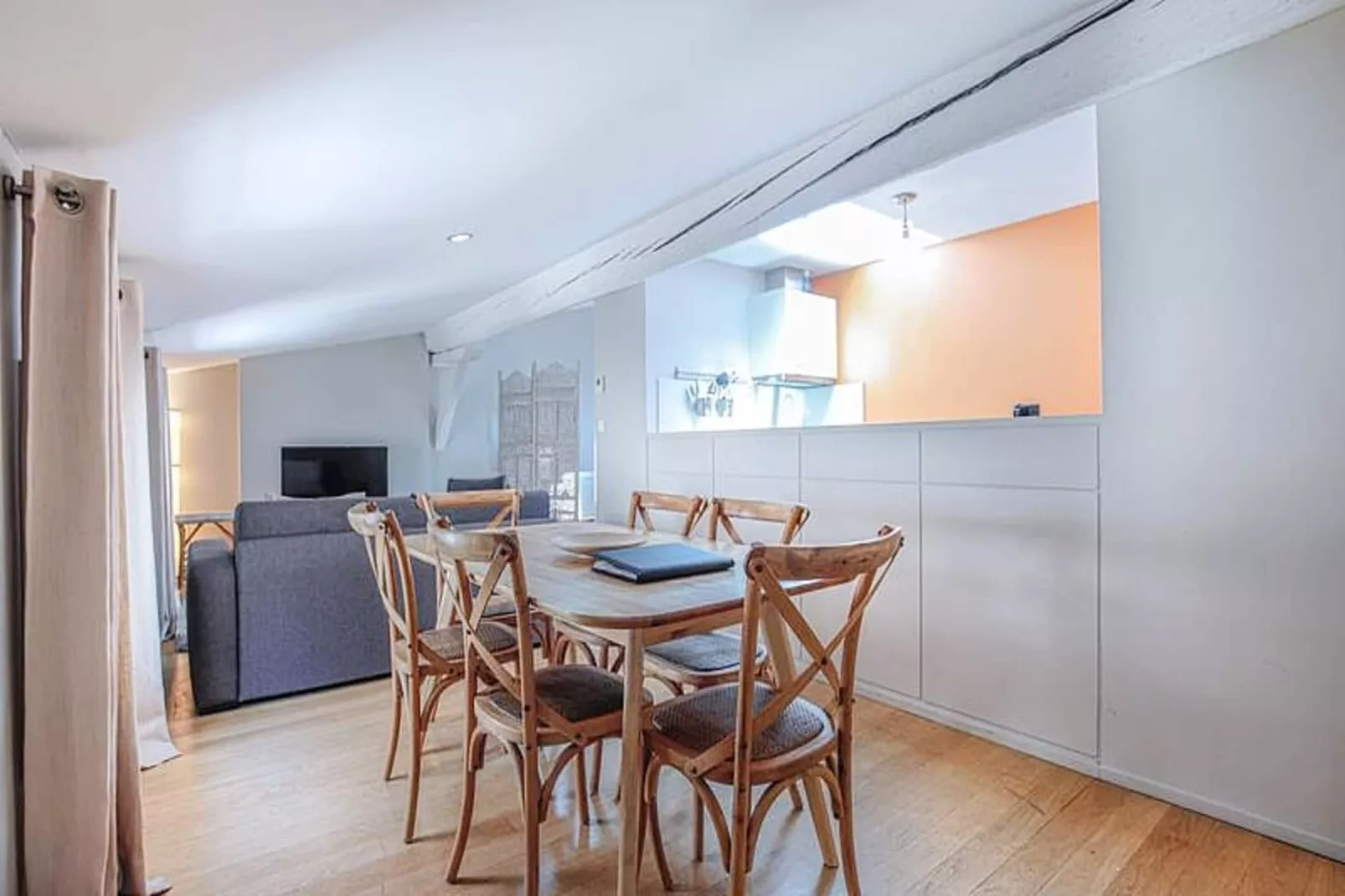 Superbe T2 De Qualit&eacute; Et R&eacute;nov&eacute;, Au Jardin Public, Pour 4 Personnes-Eetkamer