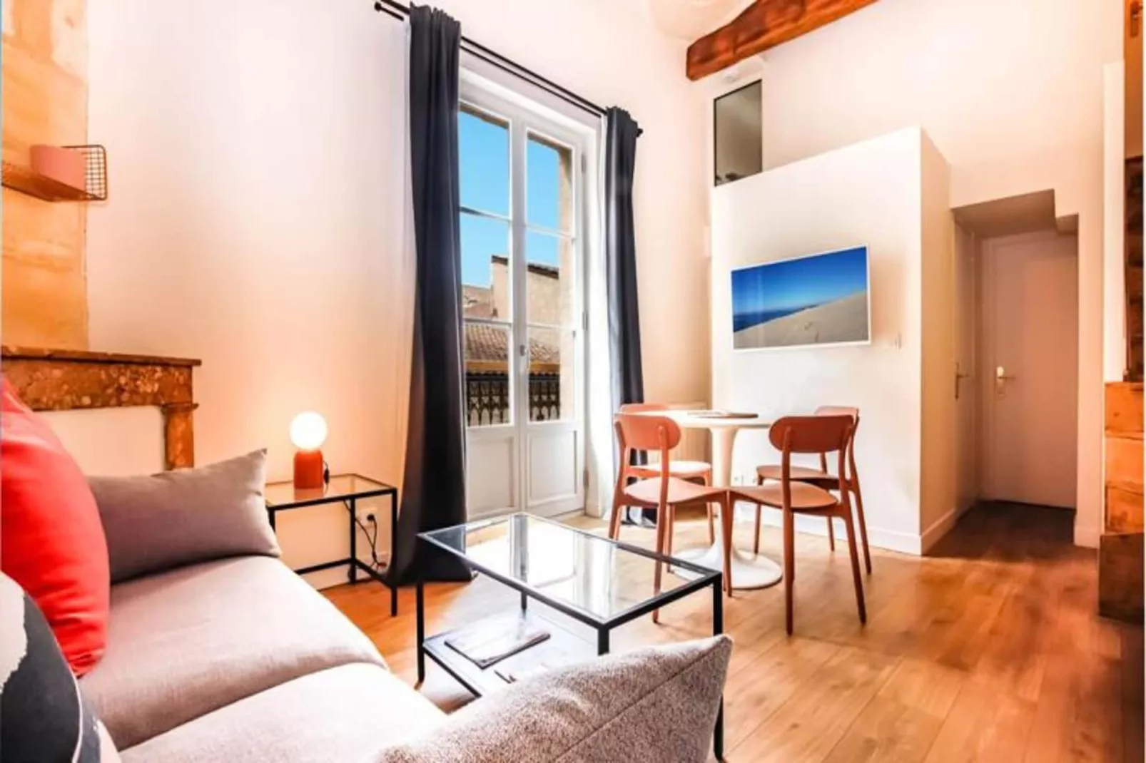 Appartement Avec Cachet En Duplex De 2 Chambres Situ&eacute; Vers La Gare St-jean-Eetkamer