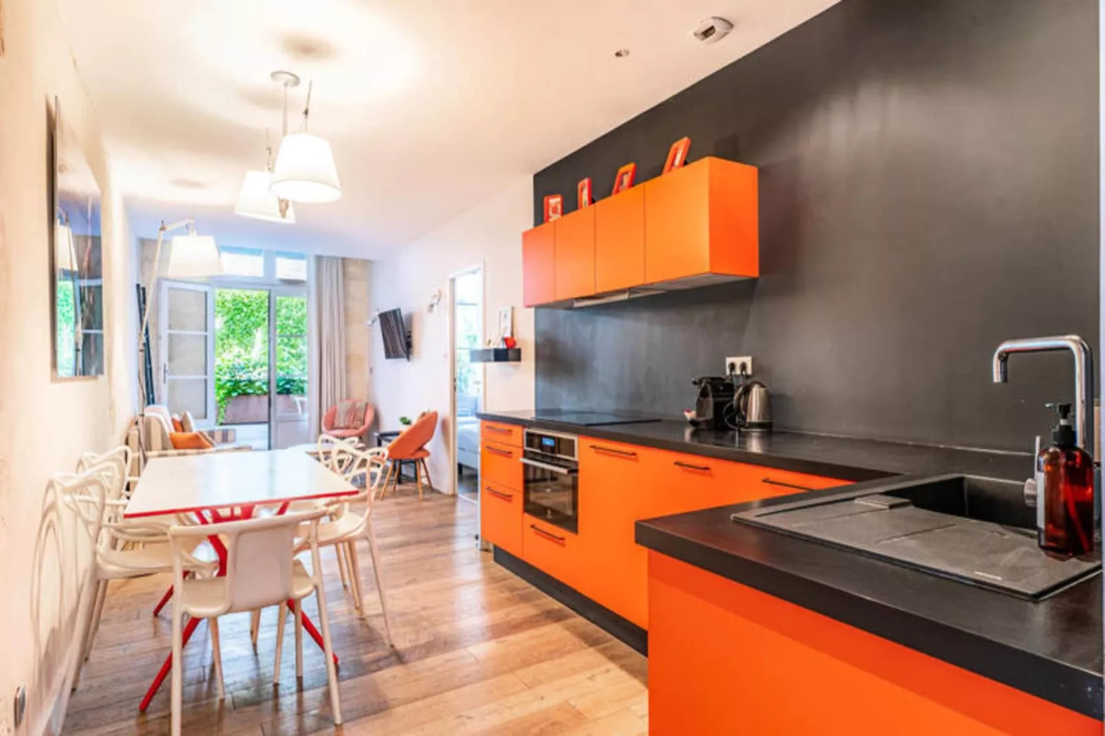 Magnifique Appartement 2 Chambres Avec Terrasse-Buitenkant zomer