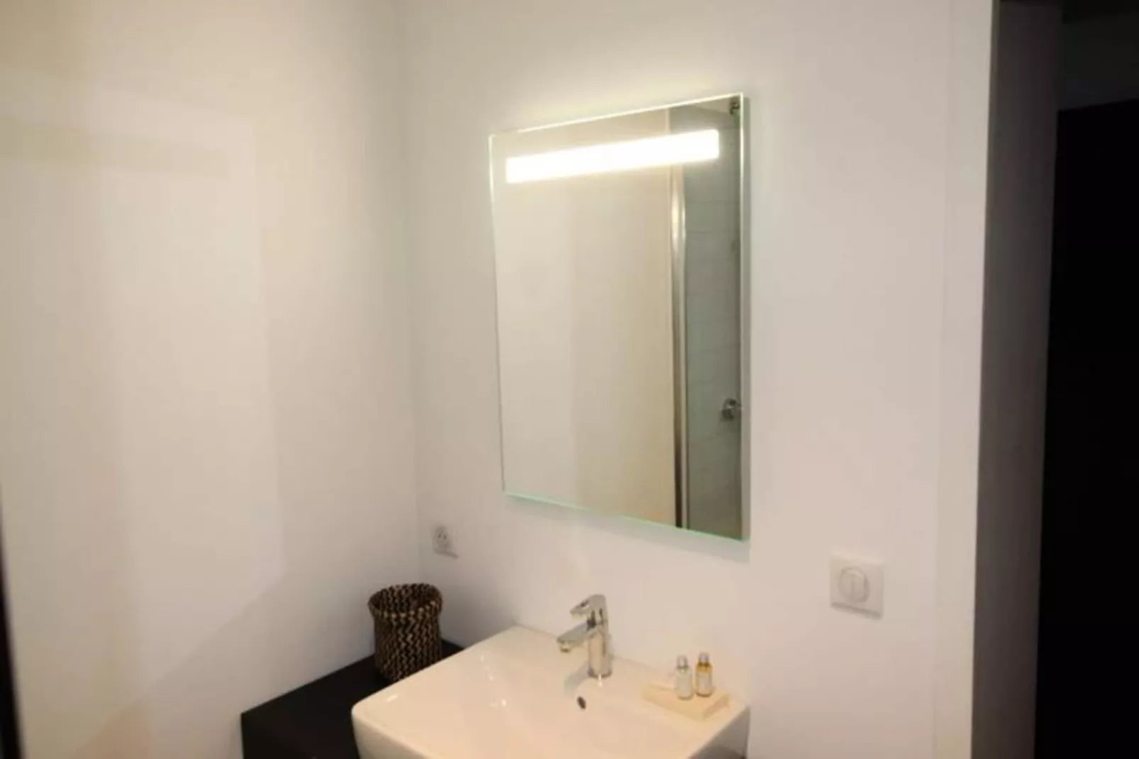 Charmant Et Rayonnant Appartement De 55 M&sup2; Situ&eacute; Dans Le Coeur De Bordeaux-Overloop