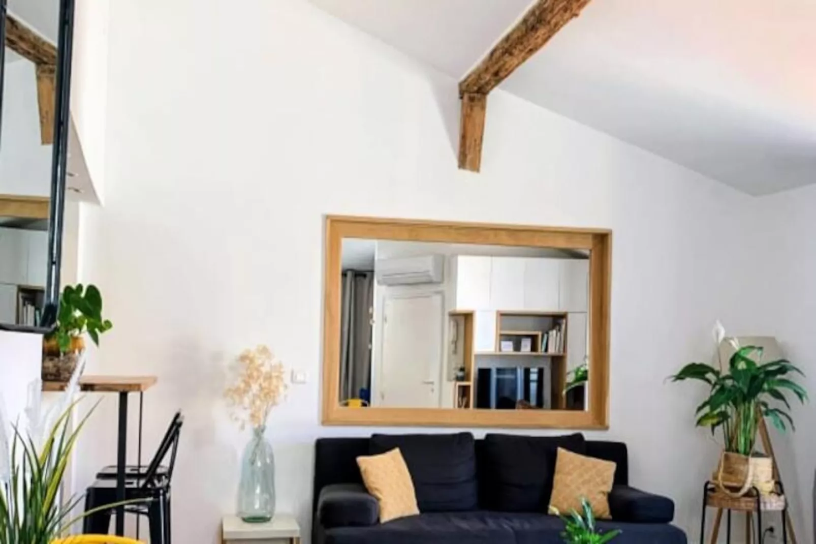 Les Toits De Sainte Ursule-Image-tags.