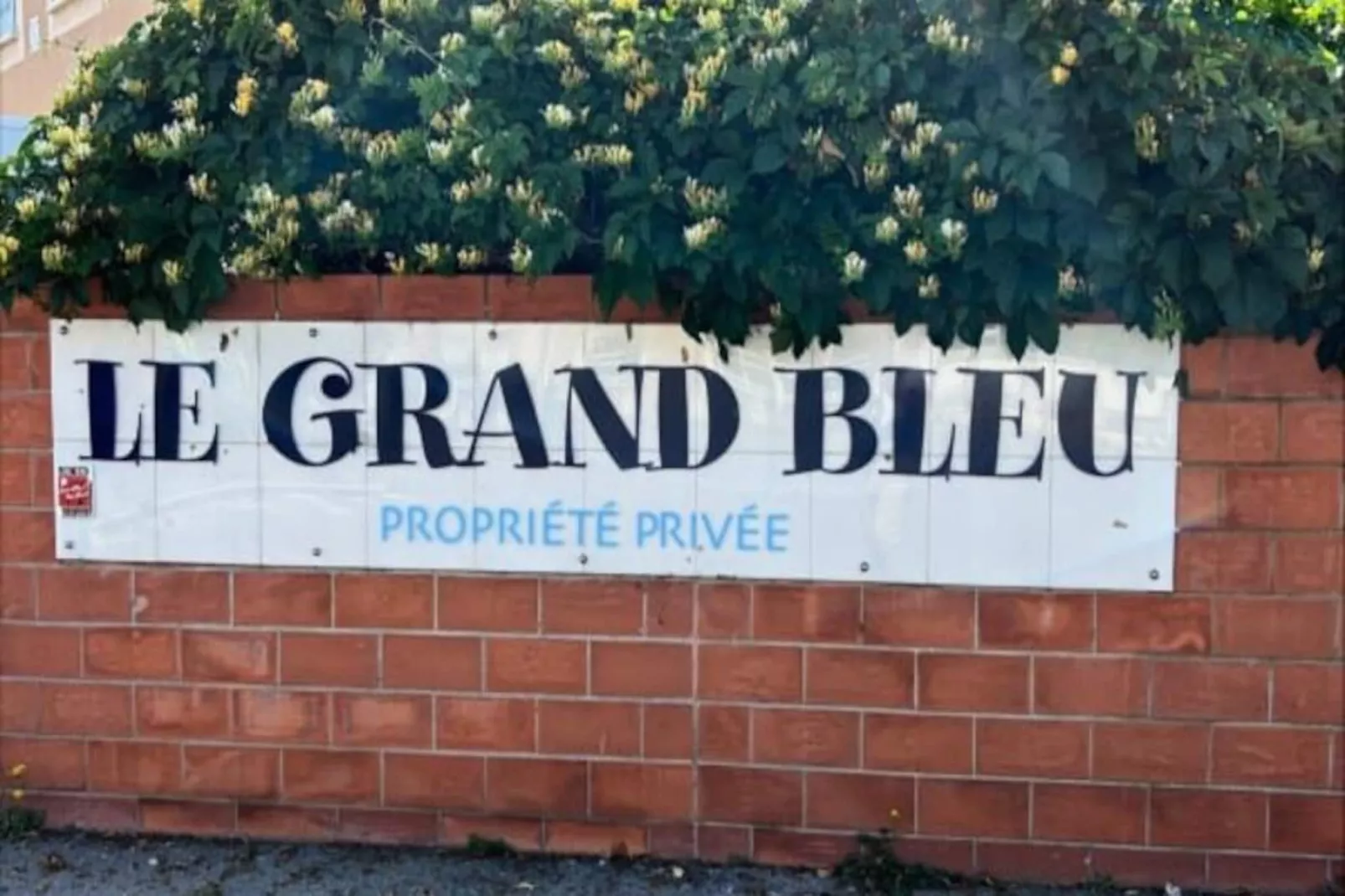 La Coquette En Bord De Plage-Image-tags.