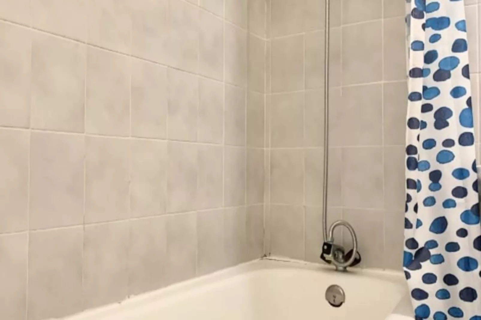 | The Red One 💋| Studio Canap&eacute;-lit | Proche Gem, Gare-Image-tags.