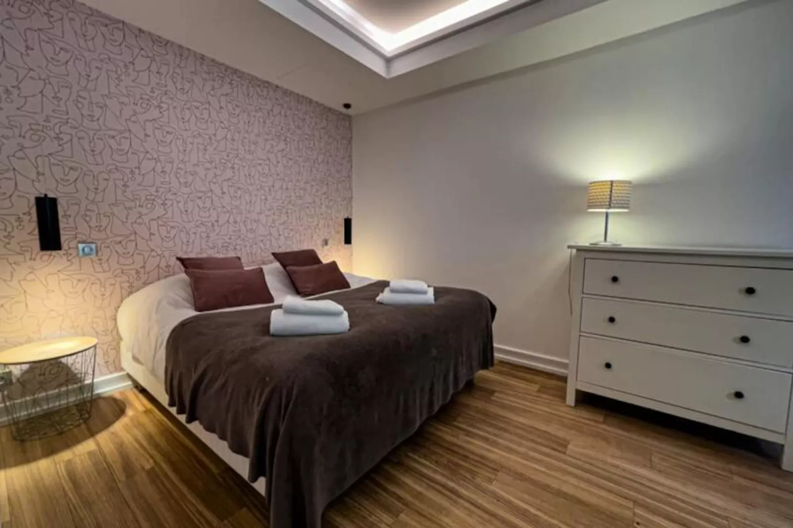 Maison R&eacute;gent & Spa - En Haut De L'escalier-Image-tags.