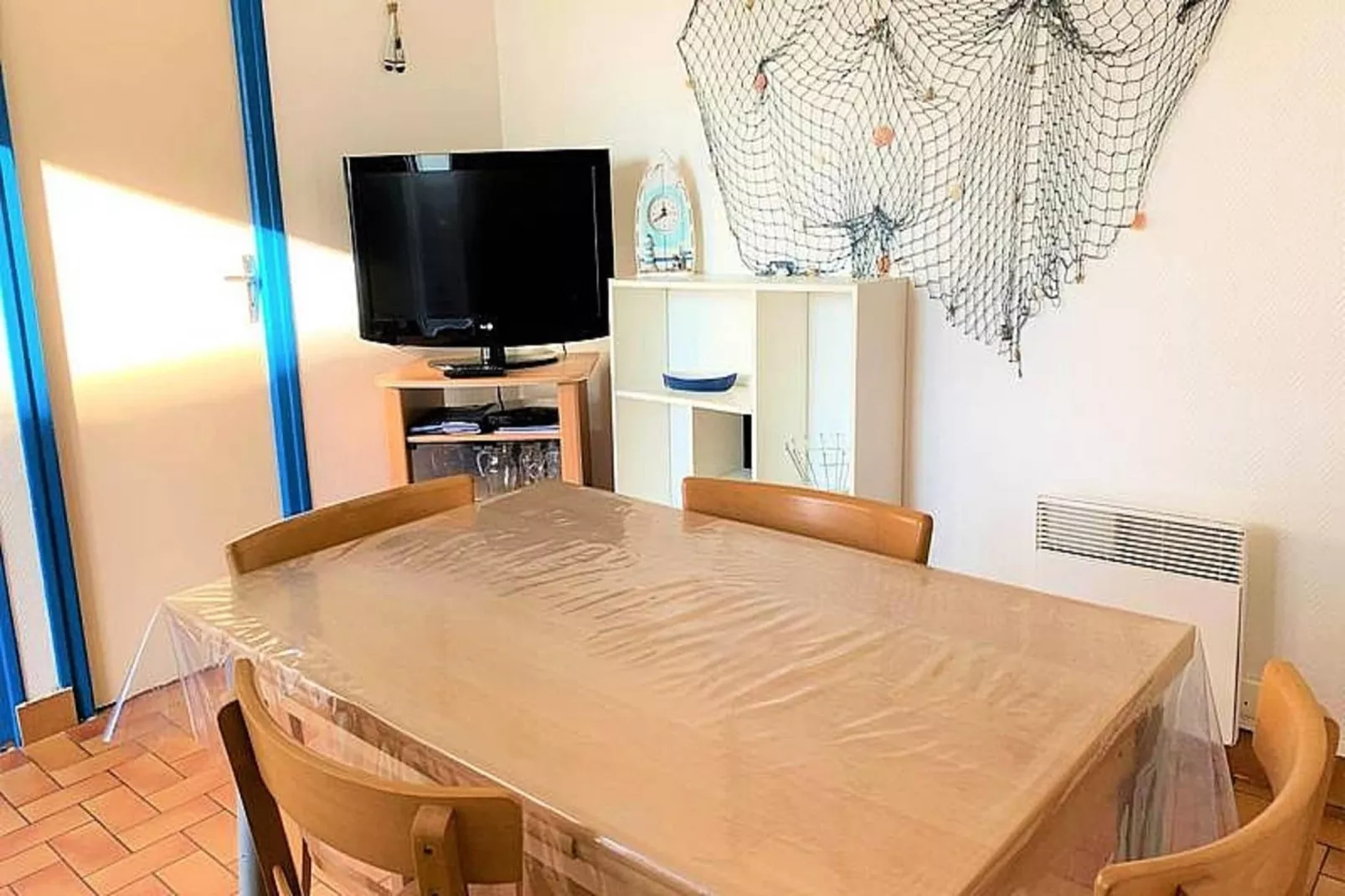 Résidence 28 Rue Des Corsaires-Eetkamer