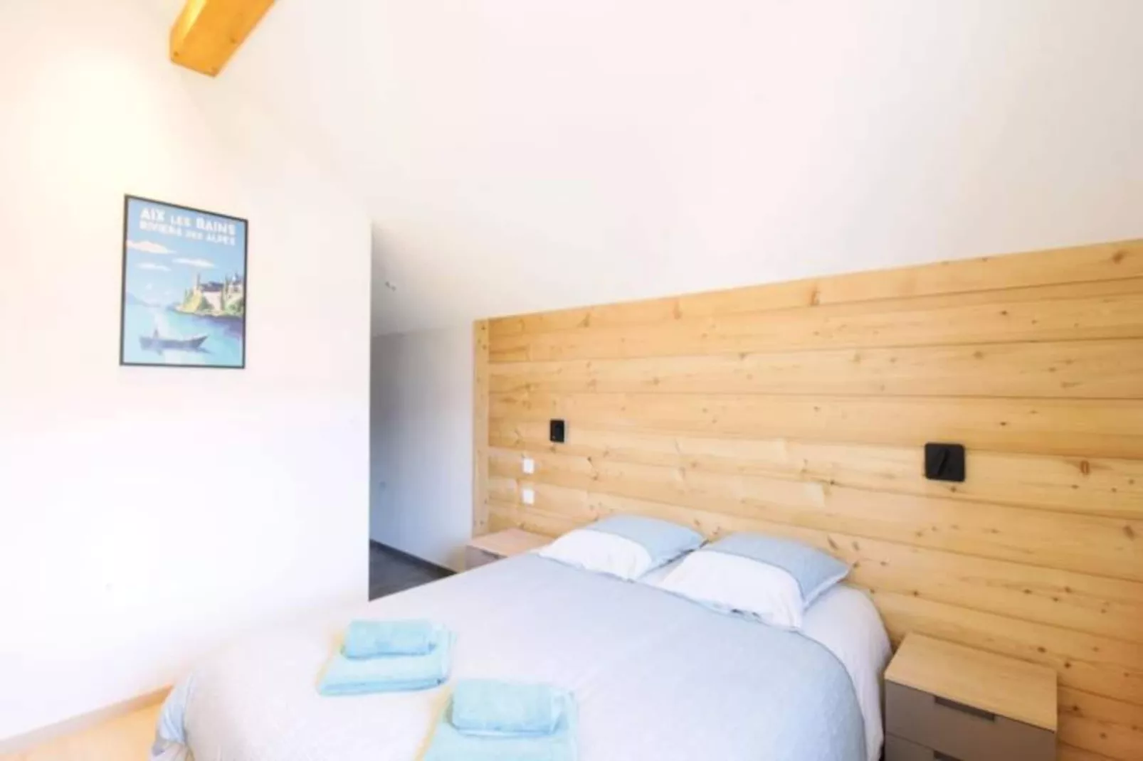 Jolie Maison Neuve Entre Villes Et Lacs-Image-tags.