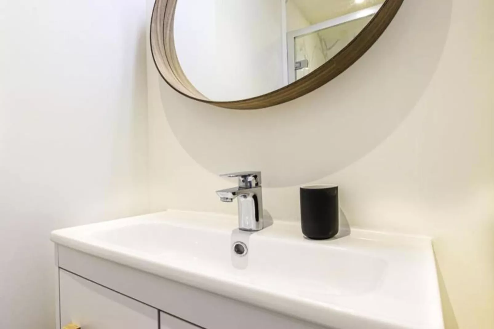 Bel Appartement Parfaitement R&eacute;nov&eacute; Pour 2, Face &agrave; La Gare Saint-jean-Badkamer