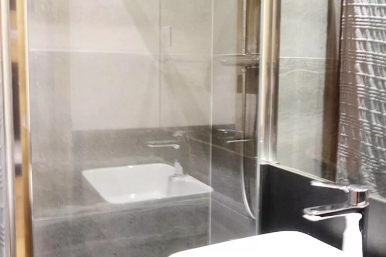 Résidence Menandiere-Badkamer