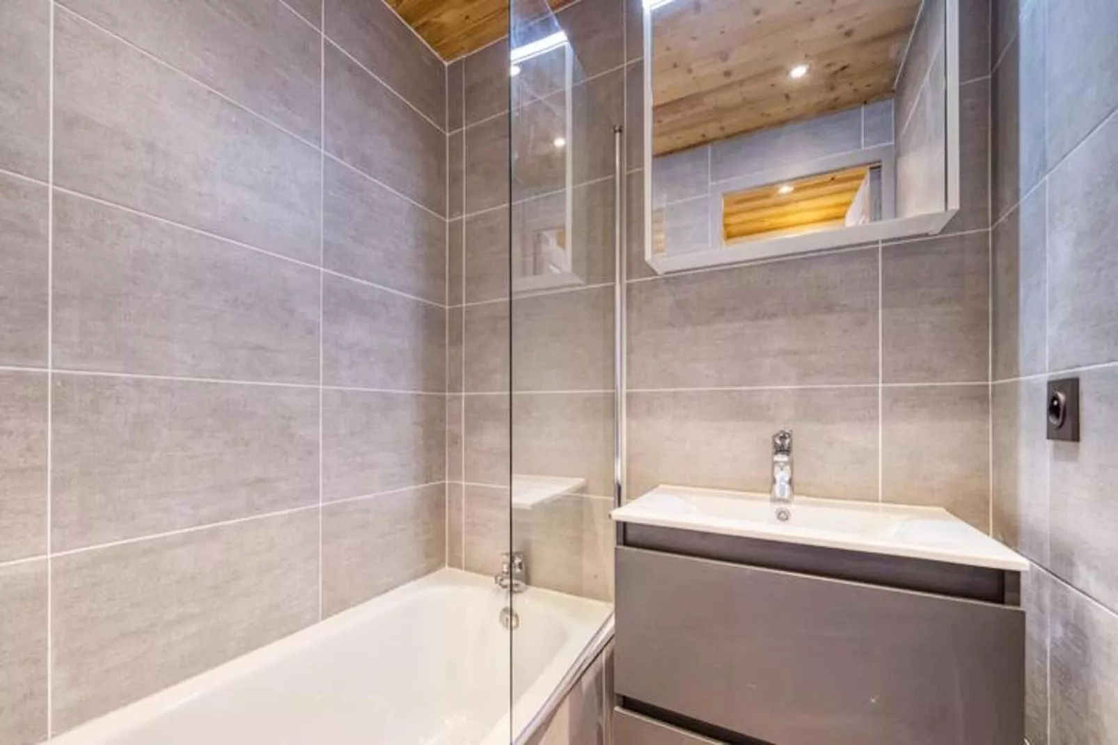 Résidence Valeriane-Badkamer