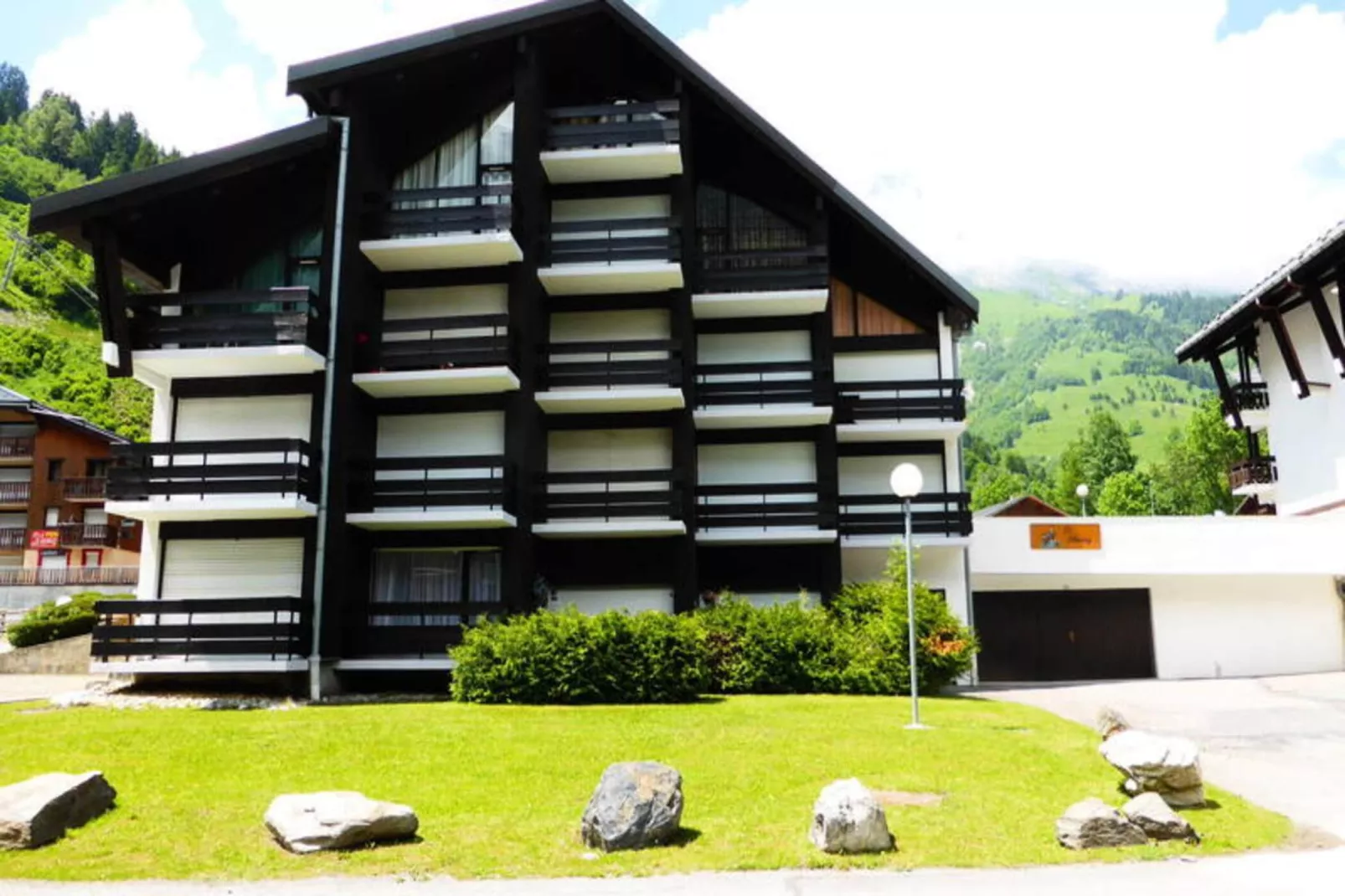 Résidence Le Brulaz-Buitenkant zomer