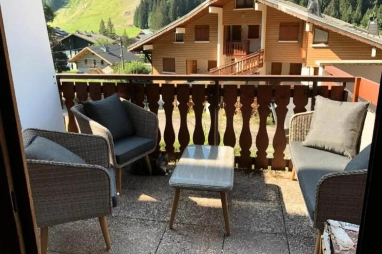 Résidence Les Perthuis-Buitenkant zomer