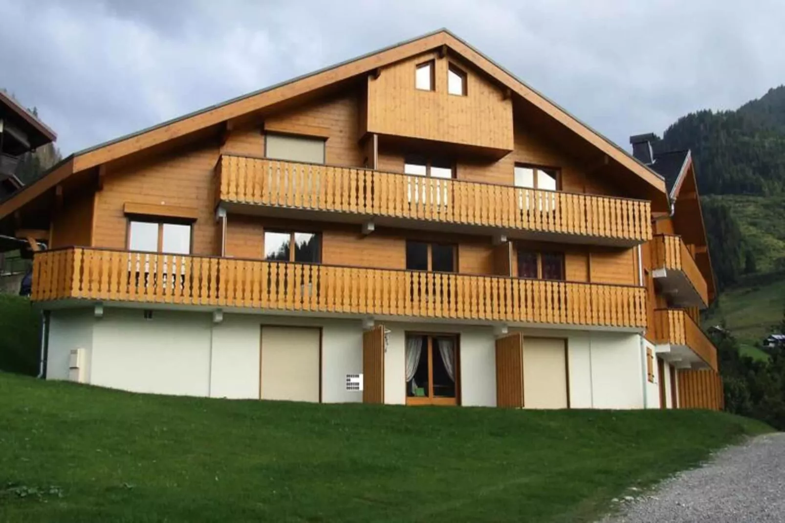 Résidence Les Balcons De Chatel-Buitenkant zomer