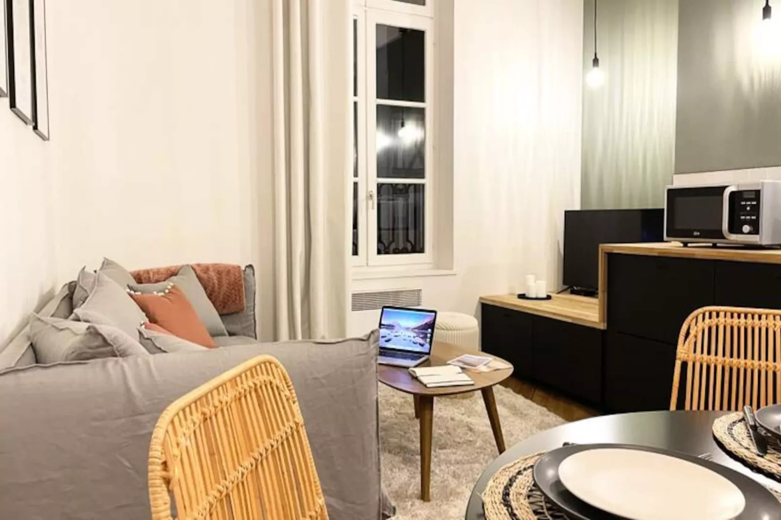 🌴 L'exotique - Vue Pl. Vieux March&eacute; - Standing-Image-tags.