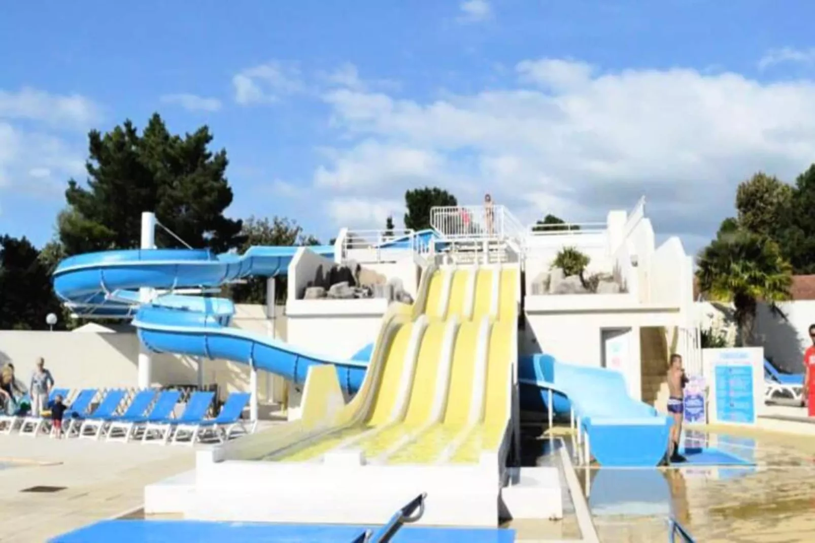 Mobil-home 6 pers. avec accès piscine et complexe aquatique-Buitenkant zomer