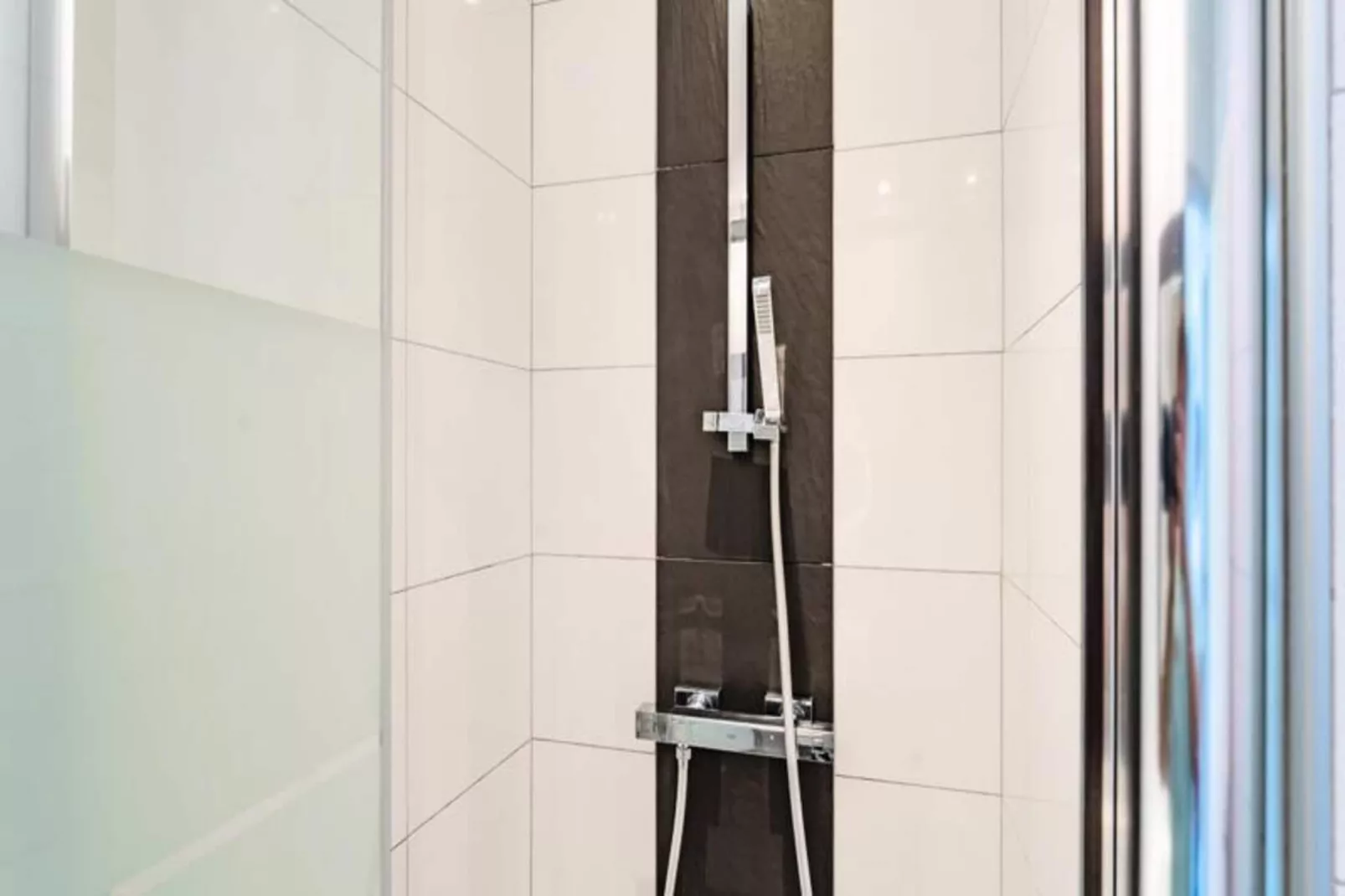 Chaleureux Appartement Au C&oelig;ur Du Quartier Historique Saint-michel-Badkamer