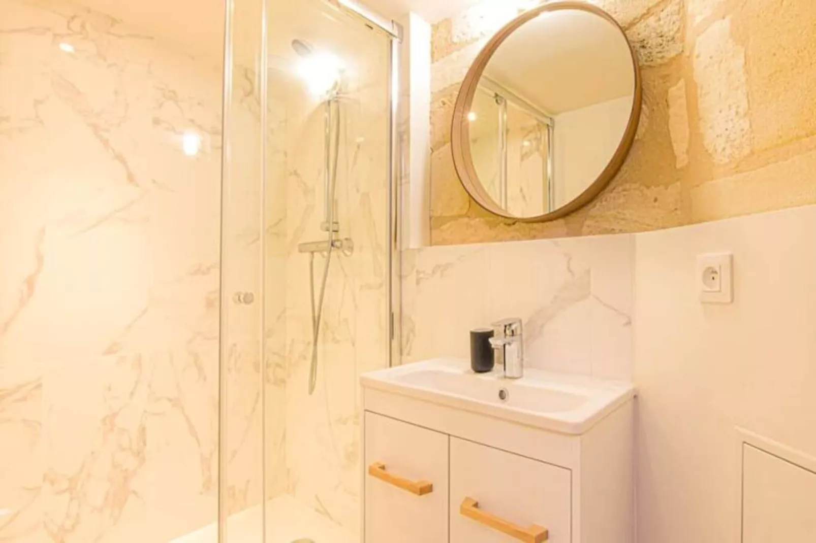 Charmant Appartement Pour 2 Personnes Joliment D&eacute;cor&eacute; Vers La Gare St-jean-Badkamer