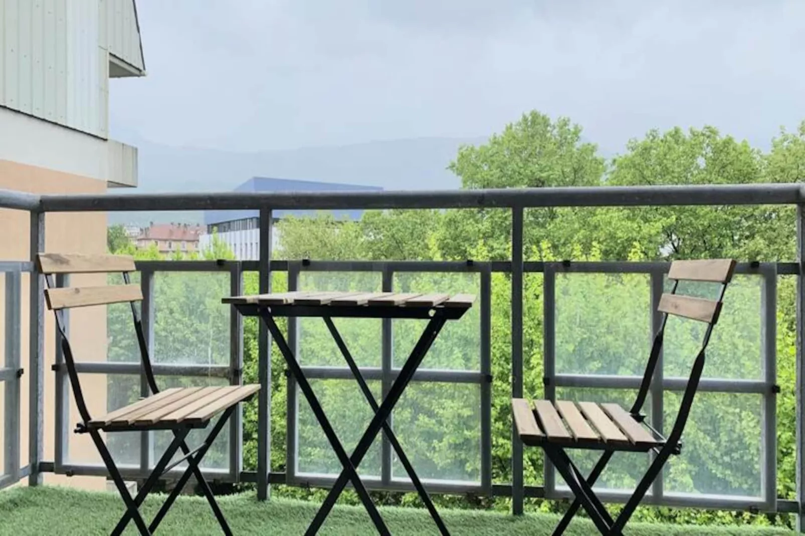 | The Red One 💋| Studio Canap&eacute;-lit | Proche Gem, Gare-Image-tags.