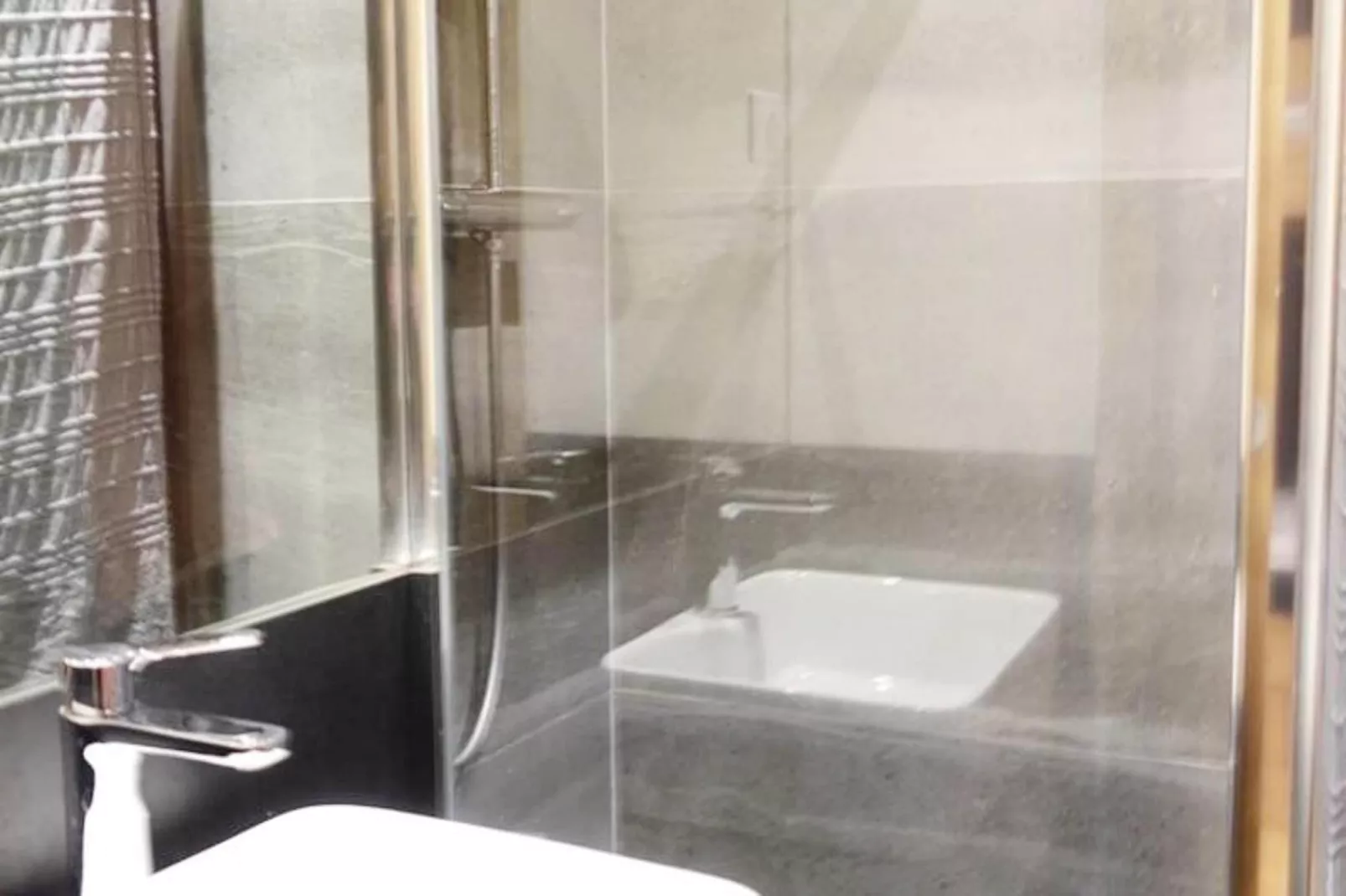 Résidence Menandiere-Badkamer