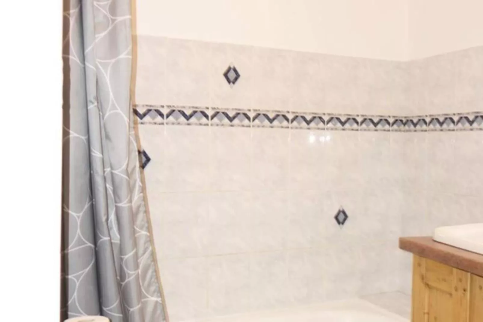 Résidence Obiou-Buitenkant zomer