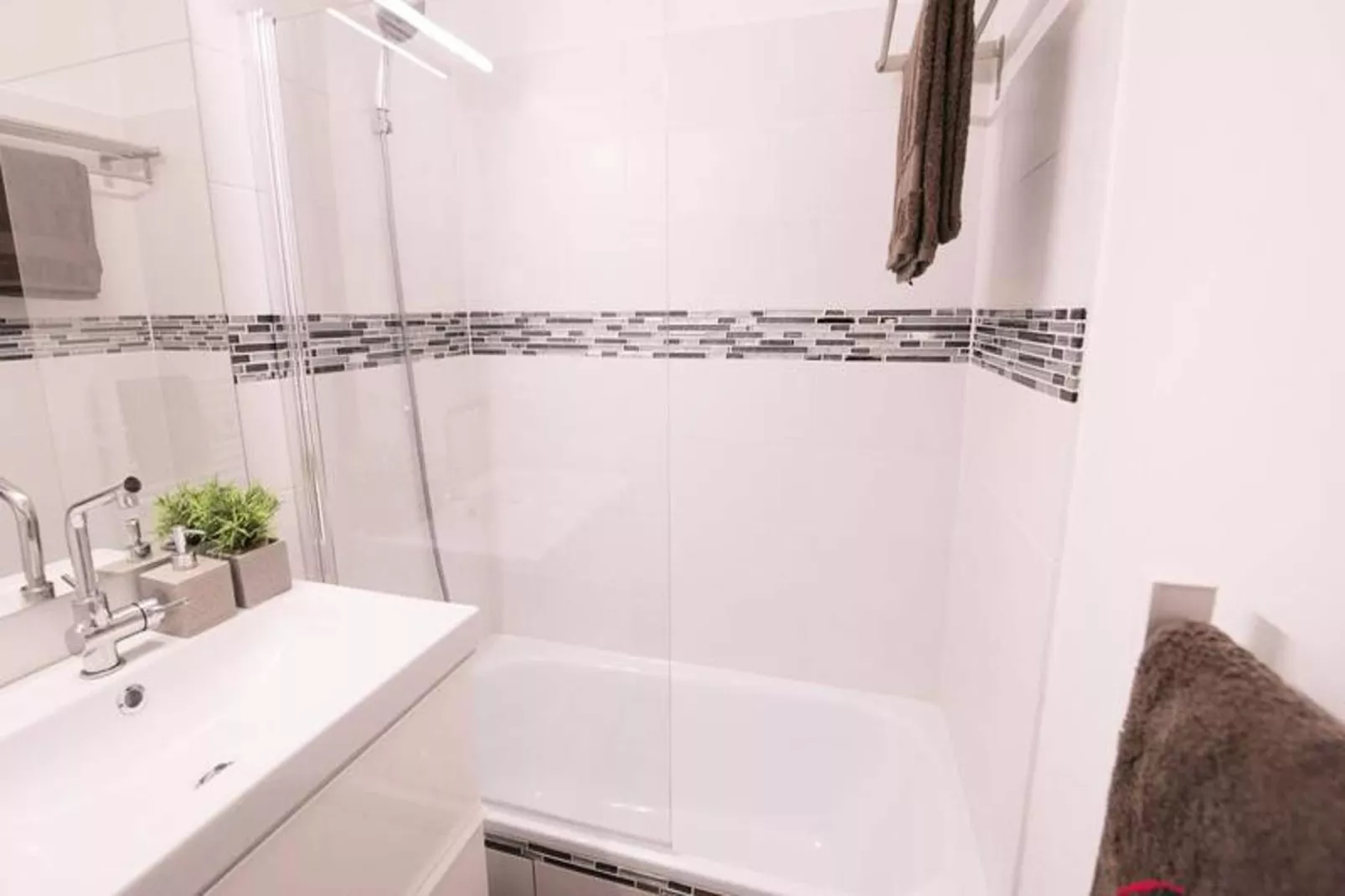 Résidence Ardoune-Badkamer