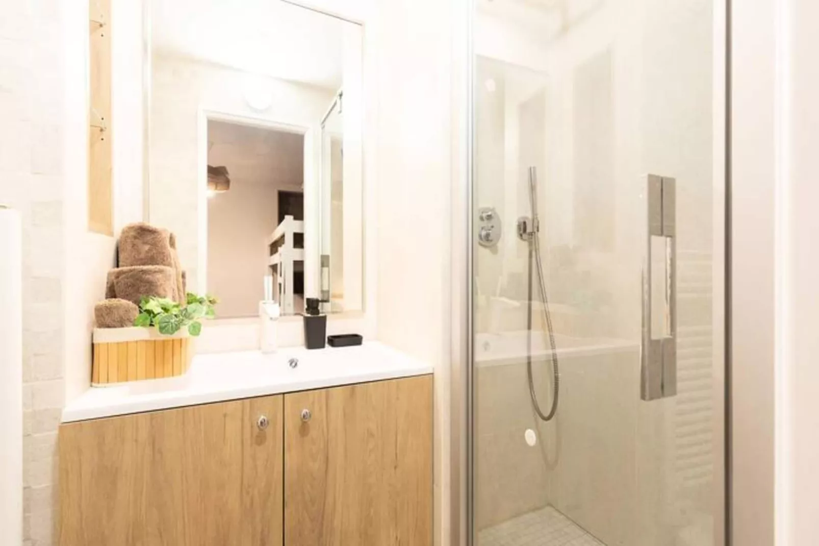 Résidence Barroude-Badkamer