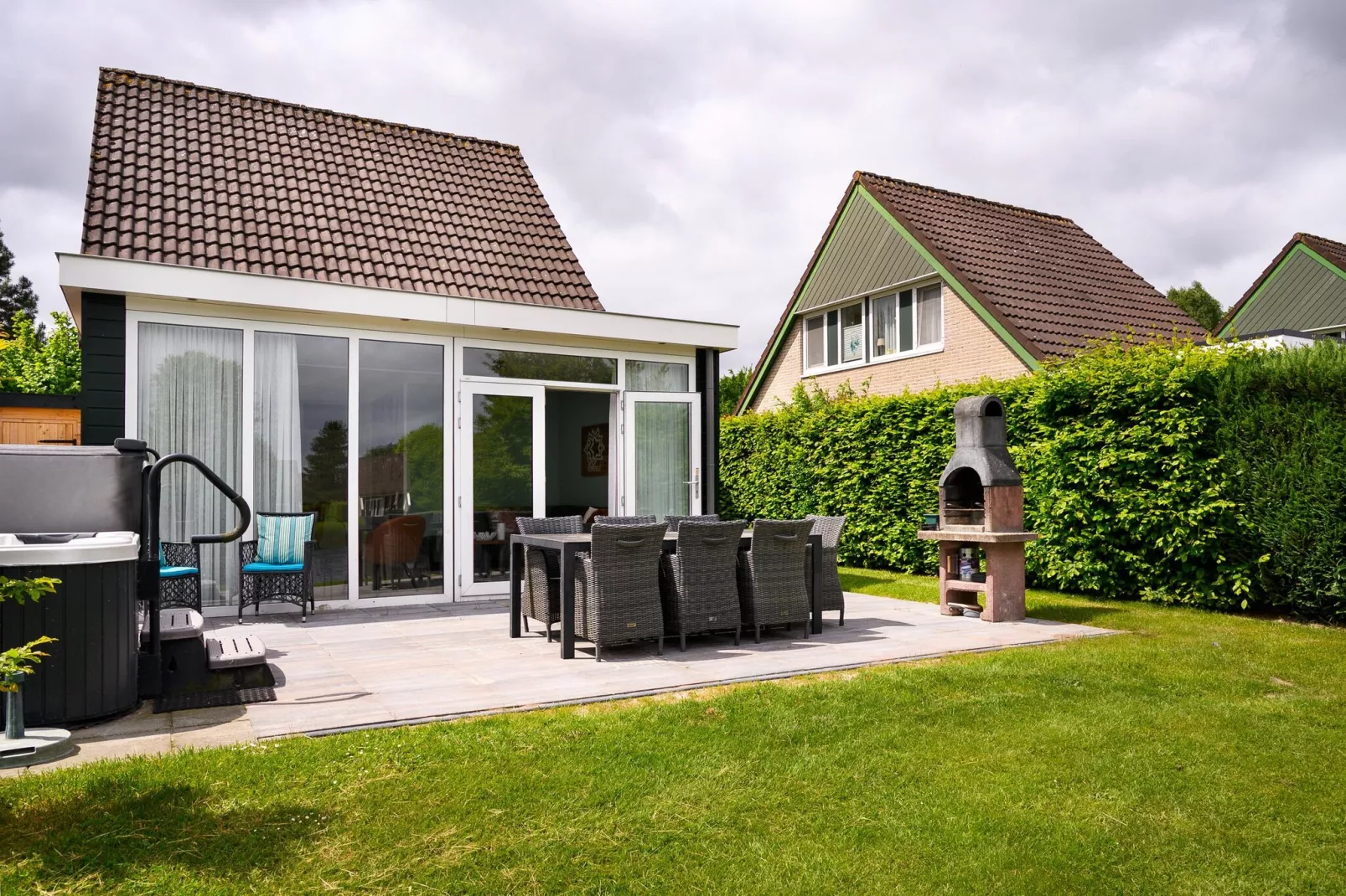 8 pers Westerwolde Prestige Welness met buitenspa-Tuinen zomer