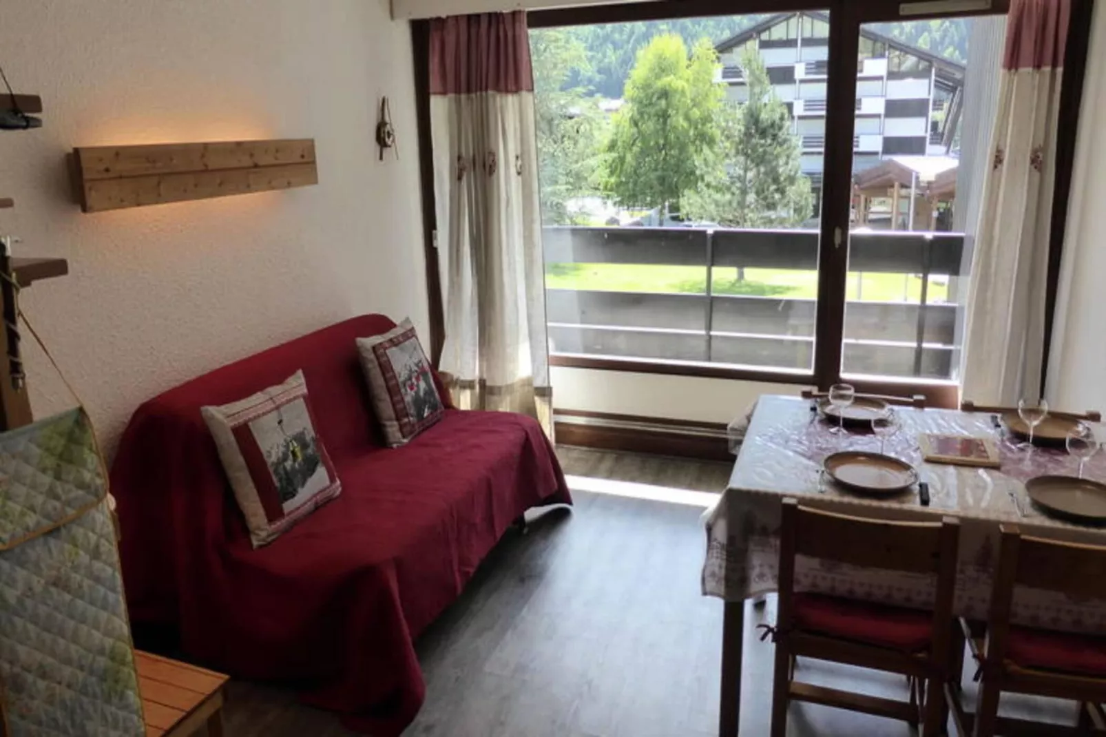 Résidence Le Brulaz-Buitenkant zomer