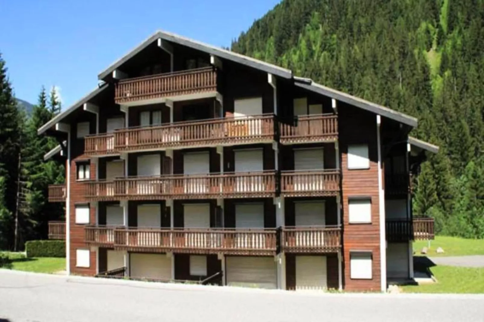 Résidence Le Perce-neige-Buitenkant zomer