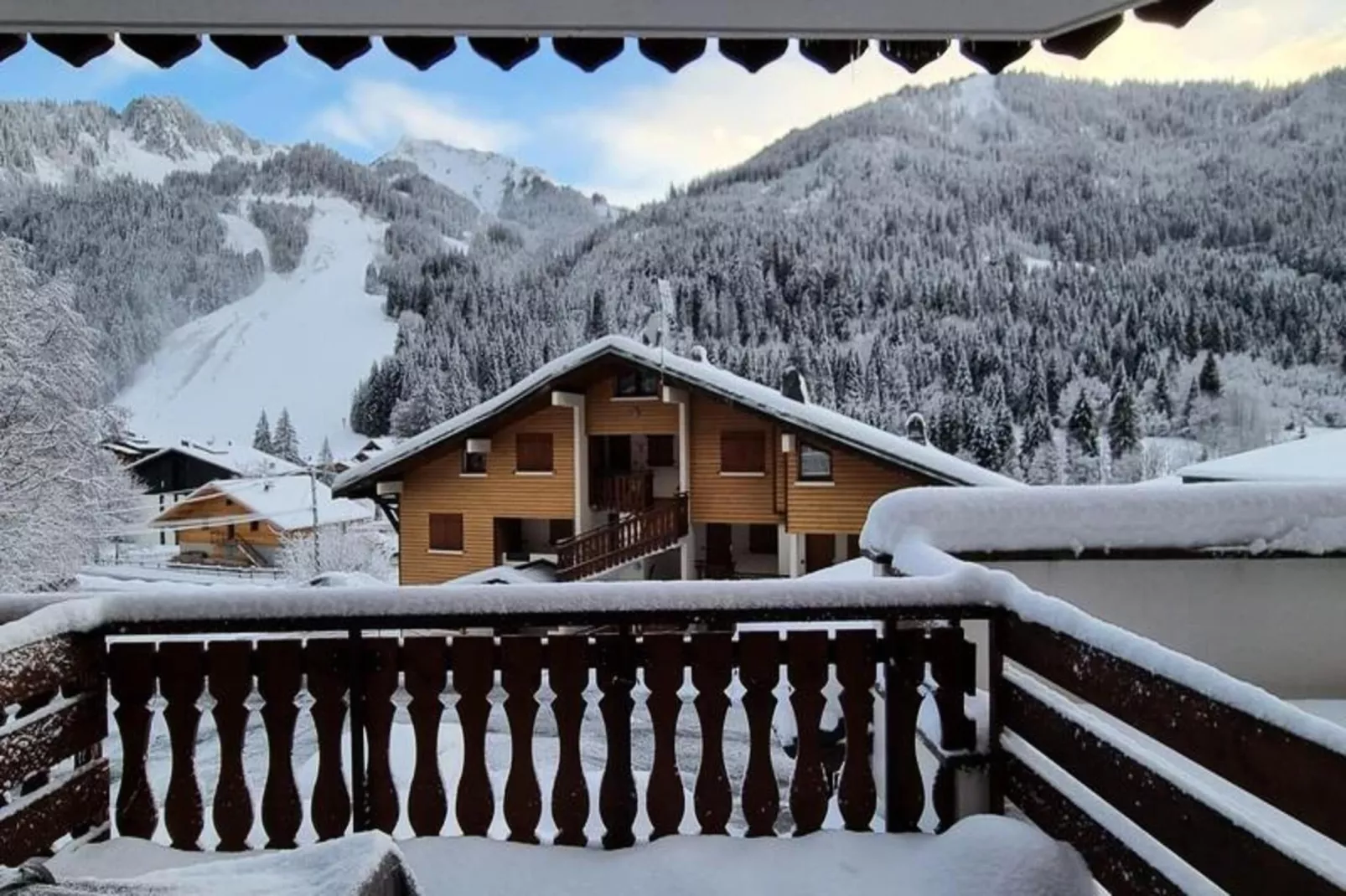 Résidence Les Perthuis-Buitenkant zomer