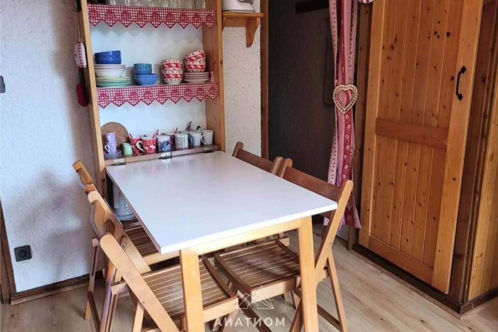 Résidence Eparvi-Eetkamer